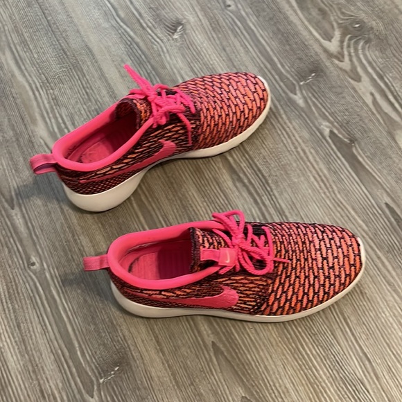 Nike shoes - Picture 3 of 3